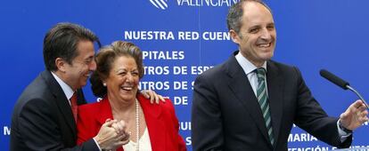 Manuel Cervera, Rita Barber&aacute;, y Francisco Camps, en la inauguraci&oacute;n de un centro de salud en 2011.