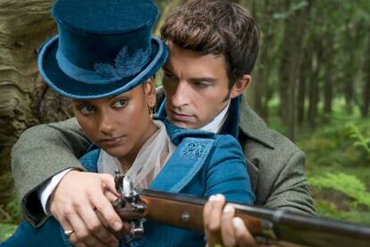 Anthony Bridgerton (Jonathan Bailey) i Kate Sharma (Simone Ashley) en una escena de la sèrie The Bridgerton.