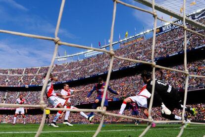 Piqu&eacute; marca el segundo gol en el partido contra el Rayo en el Camp Nou. 
