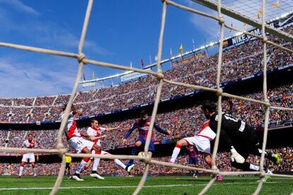 Piqué marca el segundo gol en el partido contra el Rayo en el Camp Nou.