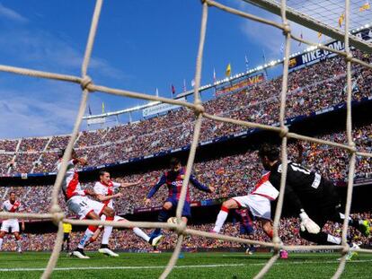 Piqu&eacute; marca el segundo gol en el partido contra el Rayo en el Camp Nou. 