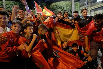 Marroquíes celebran en el centro de Crevillente la victoria de su selección. 