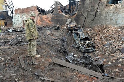 Un militar ucraniano observa la destrucción tras un bombardeo en Járkov, la segunda ciudad más grande de Ucrania. La vice primera ministra de Ucrania, Irina Vereshchuk, ha anunciado la apertura de un paso seguro en Sumi, donde un ataque ruso ha causado esta noche al menos nueve muertos, entre ellos dos niños.