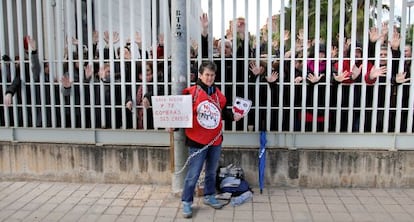 Isabel Benito, encadenada, en Canal 9, recibe el apoyo de los trabajadores de la cadena. 