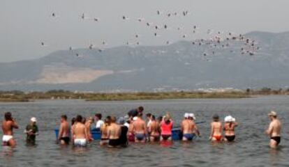 Un grupo de turistas rusos en la bahía dels Alfacs