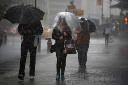 Personas caminan por Times Square hoy, jueves, en Nueva York.