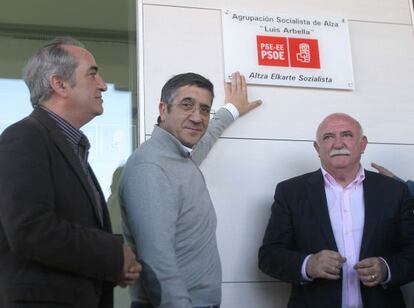 López, en la inauguración de la nueve sede del PSE, entre Iñaki Arriola (izquierda) y Miguel Ángel Díez.