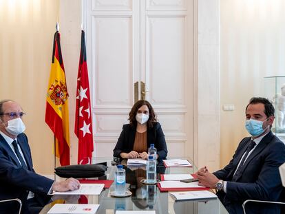 Isabel Díaz Ayuso con Angel Gabilondo y Ignacio Aguado durante una reunión el pasado 4 de junio.