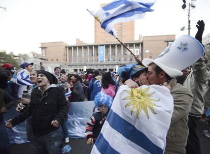 Los uruguayos celebran la victoria contra Inglaterra en Montevideo
