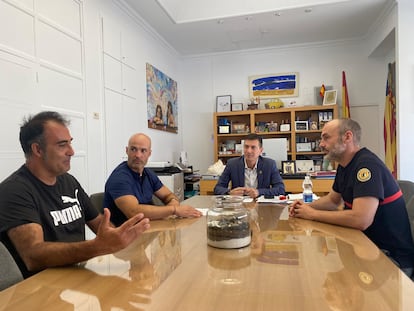 El grupo socialista en la Diputación de Valencia ha denunciado la "grave" situación de "precariedad" que atraviesa la plantilla del Consorcio Provincial de Bomberos, "obligada a cubrir los turnos mediante horas extraordinarias debido a la falta de personal en su estructura para atender las necesidades".