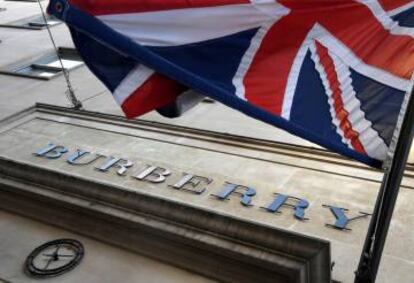 El exterior de una tienda Burberry con el logo anterior en la zona central de Londres (Gran Bretaña) en noviembre de 2017.