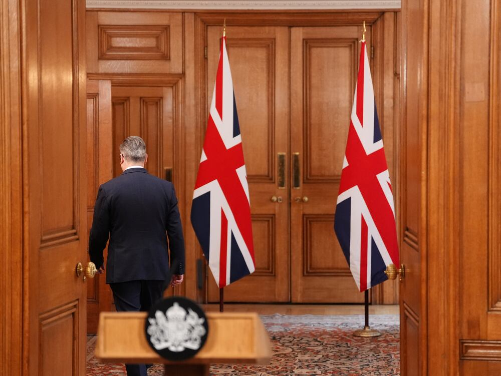 O primeiro-ministro britânico, Keir Starmer, deixa o número 10 de Downing Street após divulgar uma declaração, depois que forças americanas e israelenses atacaram o Irã no que os dois países descreveram como um ataque "preventivo" contra uma tentativa do governo de Teerã de desenvolver armas nucleares, em Londres, Grã-Bretanha, 28 de fevereiro de 2026. Jonathan Brady/Pool via REUTERS