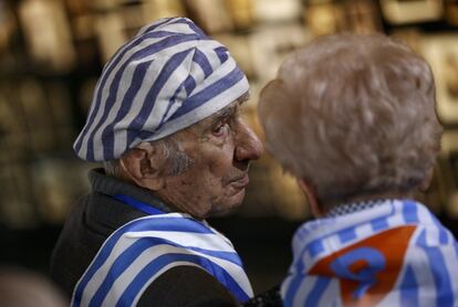 Miroslaw Celka y Janina Reklajtis, supevivientes del holocausto nazi, durante la ceremonia para conmemorar el 71 aniversario de la liberación de Auschwitz que se ha celebrado en el antiguo campo de concentración y exterminio de Auschwitz-Birkenau en Oswiecim, Polonia.