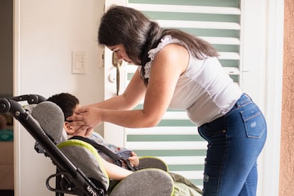 Mónica Hurtado con su hijo, quien padece enfermedad huérfana, en Cauca, Colombia.