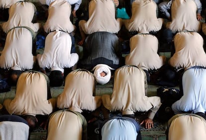 Musulmanes iranís rezan durante la oración sagrada de los viernes en Teherán (Irán).