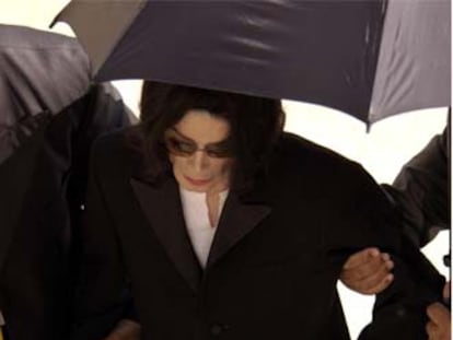 Michael Jackson llega con pijama y una chaqueta al juzgado.