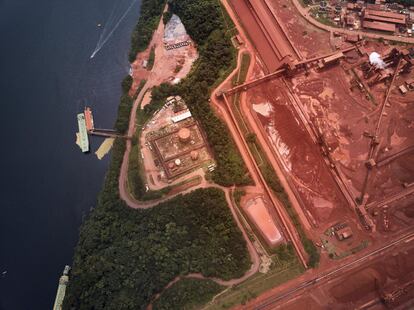 Vista aérea de un puerto de descarga del complejo de Mineração Rio do Norte, sobre el río Trombetas, próximo al territorio de Drica.