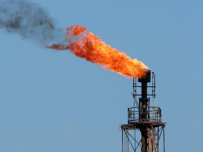 La OPEP y Rusia planean reducir la producción de petróleo