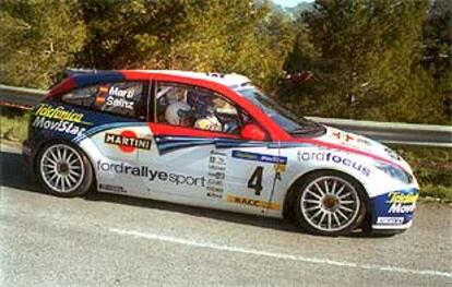 Carlos Sainz, al volante, y Marc Martí, en la carrera de ayer.