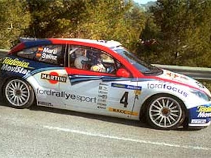 Carlos Sainz, al volante, y Marc Martí, en la carrera de ayer.