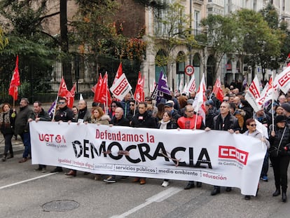 Manifestación convocada hoy en Valladolid por los sindicatos en defensa de la Democracia.