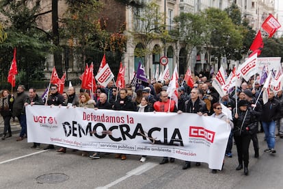 Manifestación convocada hoy en Valladolid por los sindicatos en defensa de la Democracia.