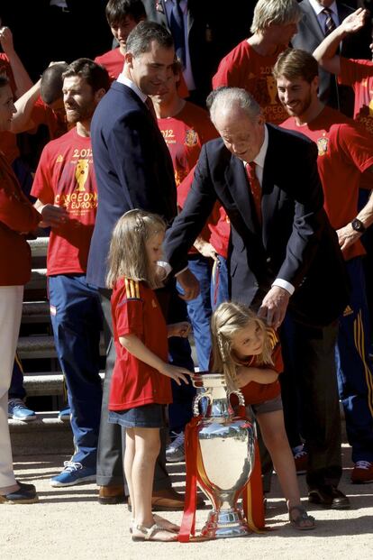 El rey Juan Carlos con sus nietas Leonor y Sofía, mientras don Feleipe observa la escena, durante la recepción en La Zarzuela a los jugadores de la selección española de fútbol, tras proclamarse campeones de la Eurocopa.