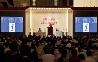 Vista general de la primera subasta de la casa de subastas británica Christie's en la República Popular de China, en Shanghái.