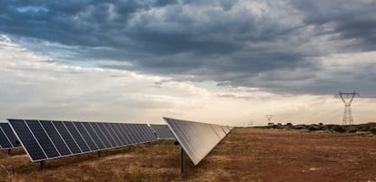 Paneles fotovoltaicos de Acciona en Sudáfrica, el pasado junio.