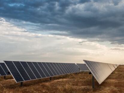 Paneles fotovoltaicos de Acciona en Sud&aacute;frica, el pasado junio. 