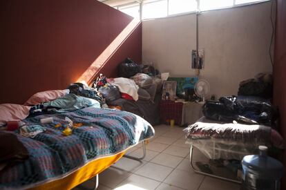Uno de los dormitorios del albergue construido por el Gobierno federal en La Pintada (Atoyac de &Aacute;lvarez). &quot;Dos hijos casados comparten habitaci&oacute;n&quot;, explica Natalia M&aacute;rquez, responsable del lugar. 