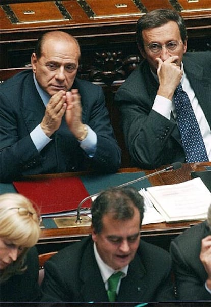 Berlusconi aplaude tras la votación, sentado junto al líder de Alianza Nacional y viceprimer ministro, Gianfranco Fini.