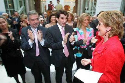 El portavoz Antonio Beteta, el viceportavoz David García y la vicepresidenta de la Asamblea, Cristina Cifuentes, aplauden a Esperanza Aguirre.