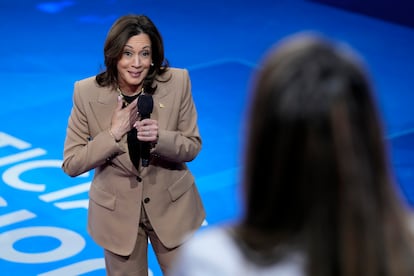 Kamala Harris escucha a una votante durante un foro organizado por Univision, este jueves en la Universidad de Las Vegas, Nevada.