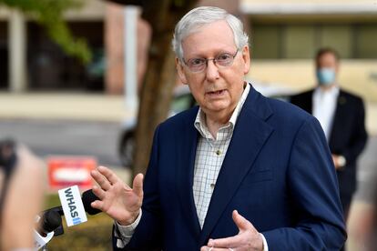 O senador Mitch McConnell, após depositar seu voto na quinta-feira em Louisville, Kentucky.