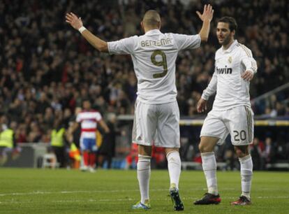 Benzema e Higuaín festejan uno de los goles al Granada.