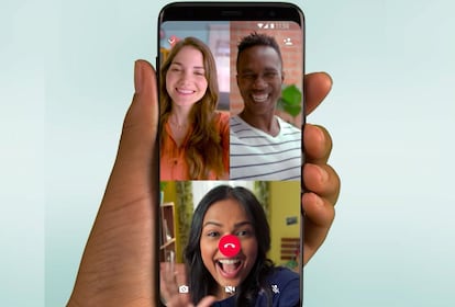 WhatsApp permite hacer llamadas de vídeo pero además, cuando ya estamos en una, es posible ir invitando a nuevos contactos (un máximo de tres) de nuestra agenda. Solo lo tenéis disponible en iPhone o móviles Android ya que de momento, ni en el ordenador ni en las tablets podréis realizarlas.