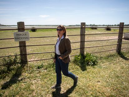 La vicepresidenta Teresa Ribera, este viernes en la aldea de El Rocío (Almonte, Huelva), tras mantener una reunión técnica con los responsables de la Estación Biológica de Doñana.