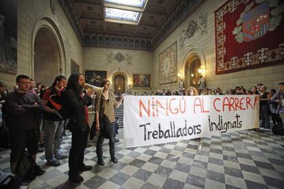 Manifestación de estudiantes y profesorado ayer en el rectorado de la Universidad de Barcelona.