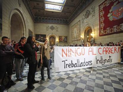 Manifestación de estudiantes y profesorado ayer en el rectorado de la Universidad de Barcelona.
