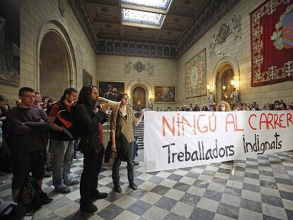 Manifestación de estudiantes y profesorado ayer en el rectorado de la Universidad de Barcelona.