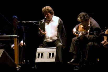 Enrique Morente rodeado de Morente hijo y los guitarristas Rafael Riqueni y David Cereduela, en el recital que ofrecieron anoche en el antiguo mercado de La Unión.