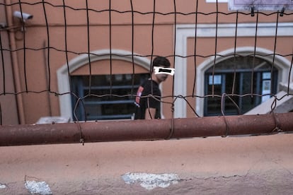 Pablo, entrando al centro de menores después de una salida. 