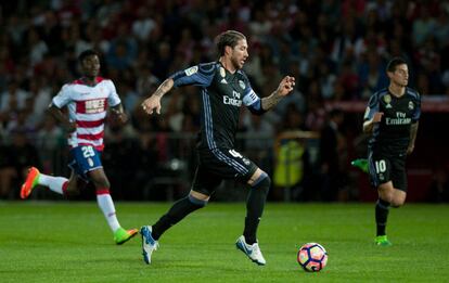 El defensa del Real Madrid Sergio Ramos corre con el balón.