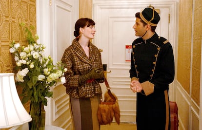 Andy Sachs (Anne Hathaway) viste principalmente de Chanel, aunque también luce bastantes prendas de Calvin Klein y algunas piezas de Dolce & Gabbana y del diseñador libanés Georges Chakra.