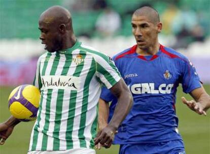 Emana y Alberto luchan por el balón