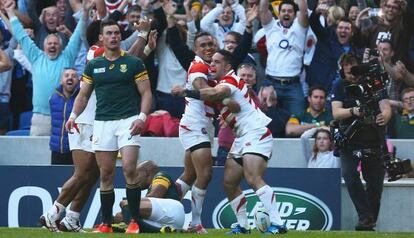 Hesketh celebra la victoria ante Sudáfrica.
