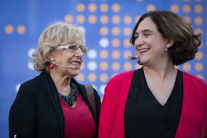 La alcaldesa de Madrid, Manuela Carmena (a la izquierda), junto a la alcaldesa de Barcelona, Ada Colau, el pasado mes de mayo