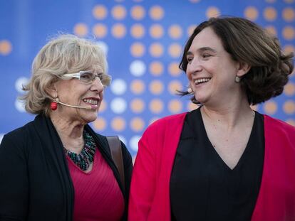 La alcaldesa de Madrid, Manuela Carmena (a la izquierda), junto a la alcaldesa de Barcelona, Ada Colau, el pasado mes de mayo