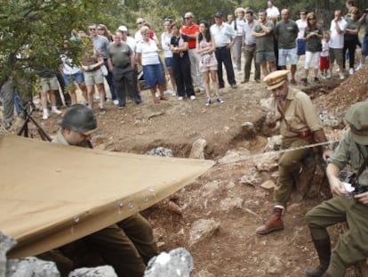 Vecinos de Abánades asisten a la recreación de una trinchera republicana excavada por el CSIC.